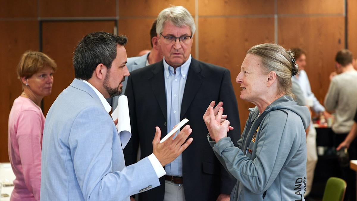 How CEOs can resolve board issues without taking sides