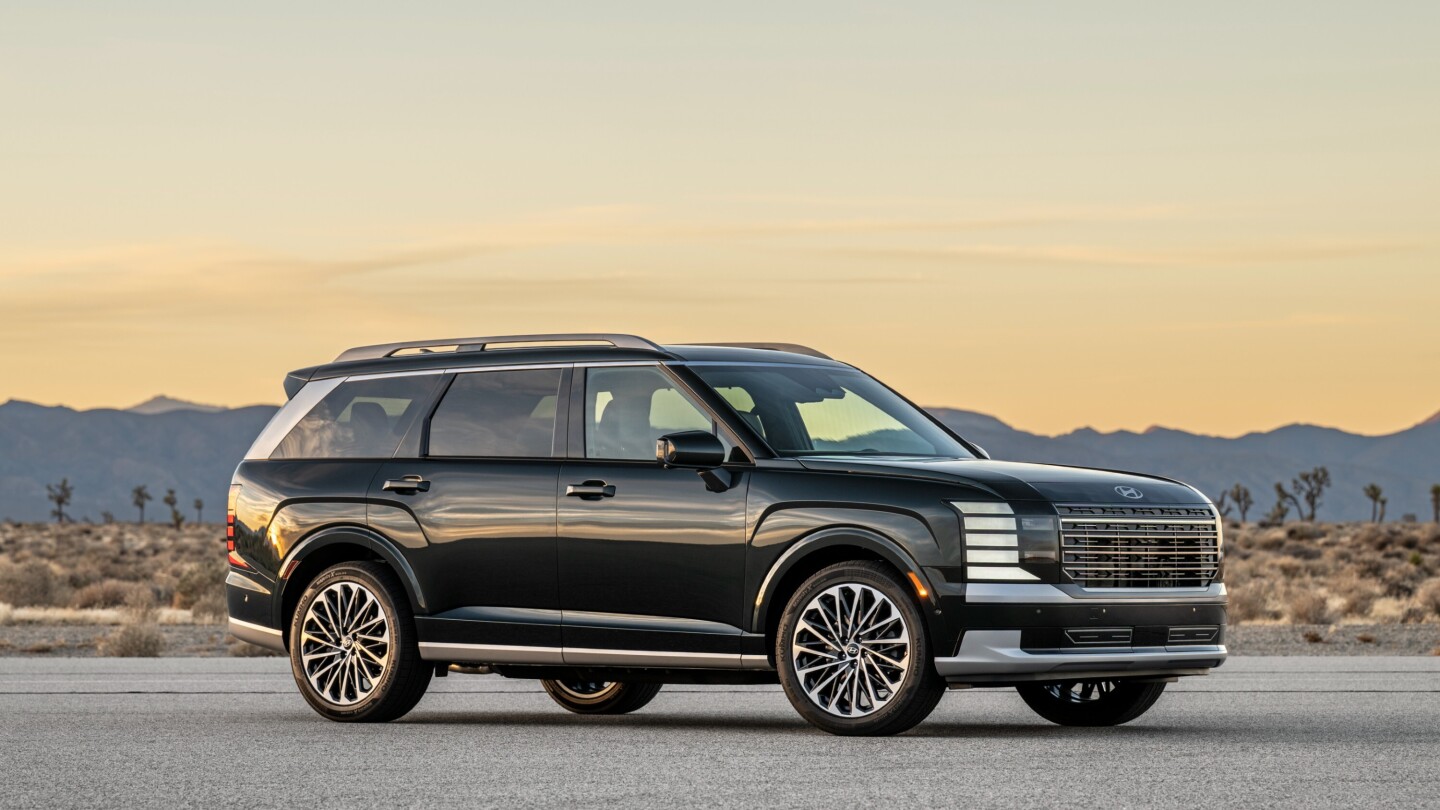Hyundai Palisade vs Kia Telluride, a three-row SUV comparison from Edmunds
