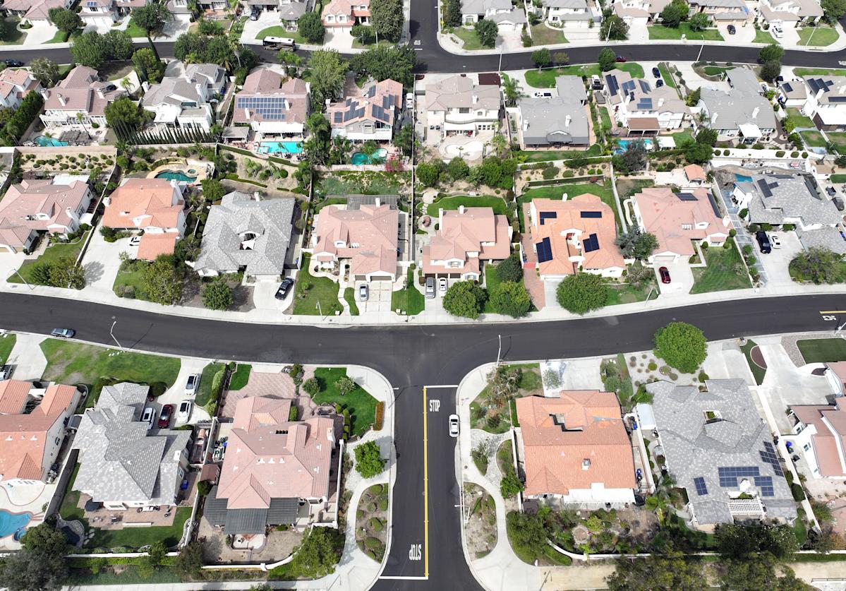 More housing markets are shifting toward buyers. It’s not enough to make them want to buy.